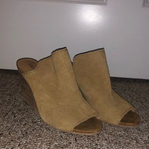 Lucky Brand camel colored open toe wedges